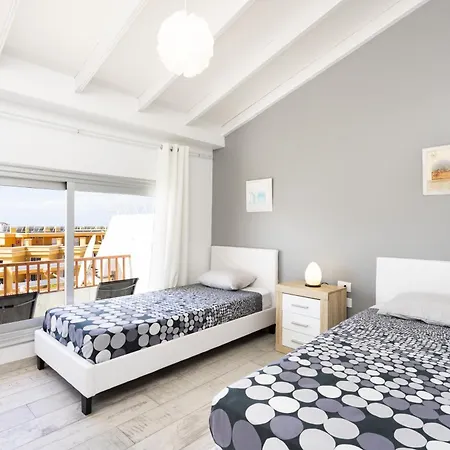 Διαμέρισμα Bright & Elegant Duplex With Terrace And Pool, Just Steps From Puerto Colon